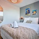 게스트하우스 Renovated 3 Bedroom House With Terrace