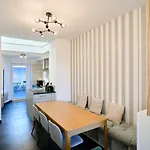 게스트하우스 Renovated 3 Bedroom House With Terrace