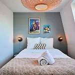 Renovated 3 Bedroom House With Terrace 게스트하우스 3*