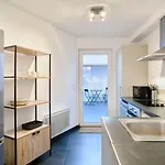 Renovated 3 Bedroom House With Terrace 3* 투르쿠앵