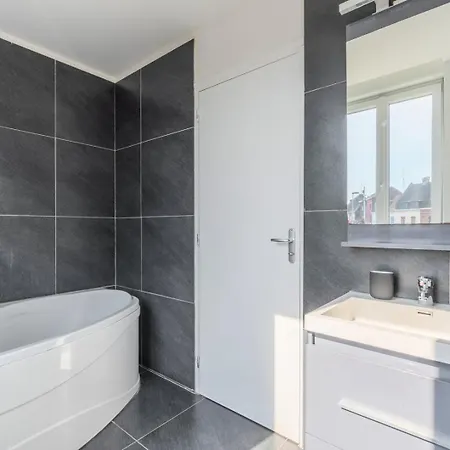 Renovated 3 Bedroom House With Terrace Pensjonat 4*